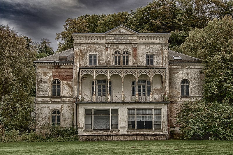 Exploring Private Histories